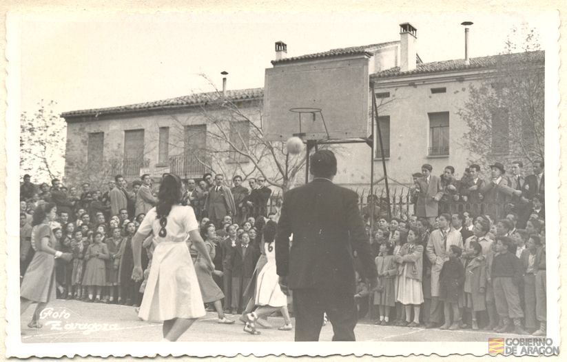Cultura y Deporte. Juventudes femeninas. X Campeonato de baloncesto femenino. Encuentro entre los equipos de Teruel y Valencia en las instalaciones deportivas de la Residencia de Formación Profesional General Pizarro, nº 3 de la calle Alfonso II del Ensanche. Foto Zaragoza. Teruel