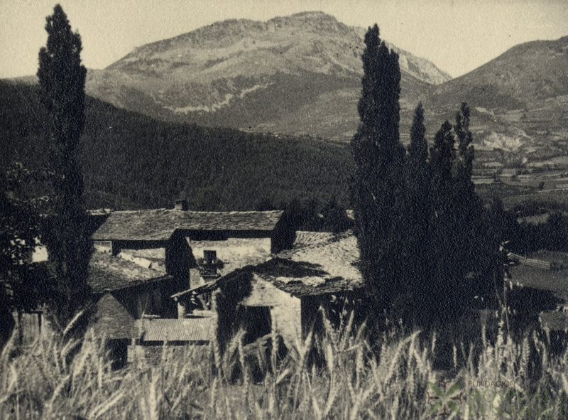 Arasán, al fondo el Turbón