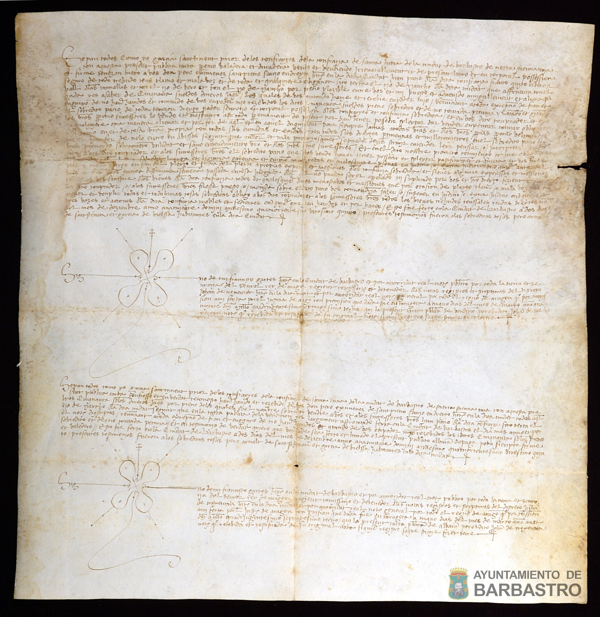 Garcia de Sanvicient, prior de la Cofradia de Santa Lucia de la ciudad de Barbastro, vende a Pedro Eximenez de Santpietro, sabio en derecho habitante en Barbastro, un patio sito cerca del rio de Riancho por 50 sueldos jaqueses.