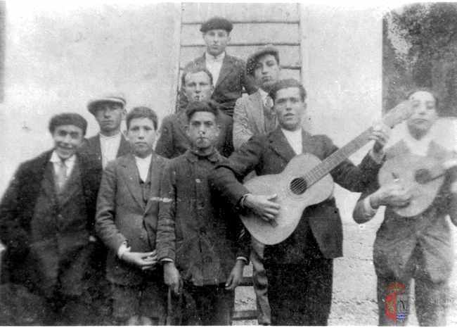 Grupo de amigos con guitarra y bandurria. La Puebla de Alfindén