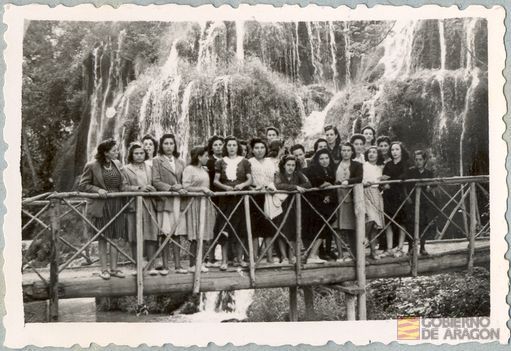 Hermandad de la Ciudad y el Campo. "Sindicadas". Excursión al Monasterio de Piedra de 26 camaradas productoras de los sindicatos femeninos. Cascada Trinidad. Nuévalos