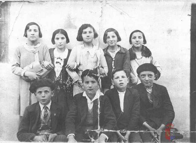 Grupo de niños en un día de fiesta. La Puebla de Alfindén