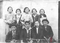 Grupo de niños en un día de fiesta. La Puebla de Alfindén