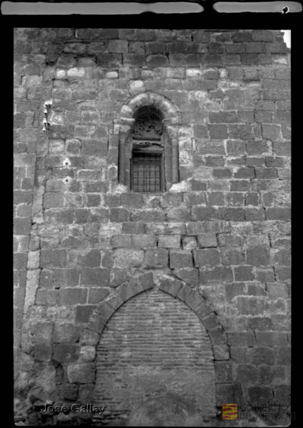Daroca (Zaragoza). Iglesia de San Miguel. Ventana románica. José Galiay Sarañana