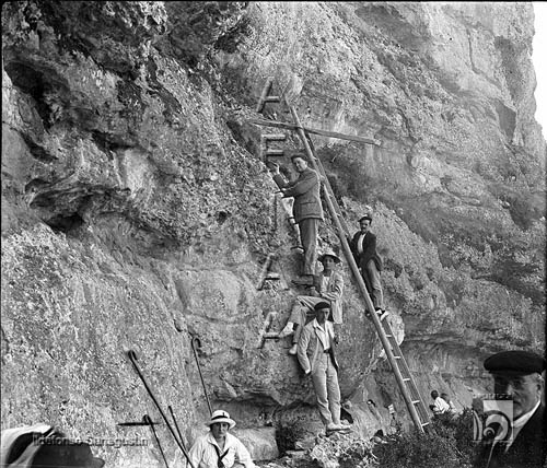 Excursionistas. Subida por las clavijas a la Peña San Miguel (Salto de Roldán). Ildefonso San Agustín. Santa Eulalia de la Peña