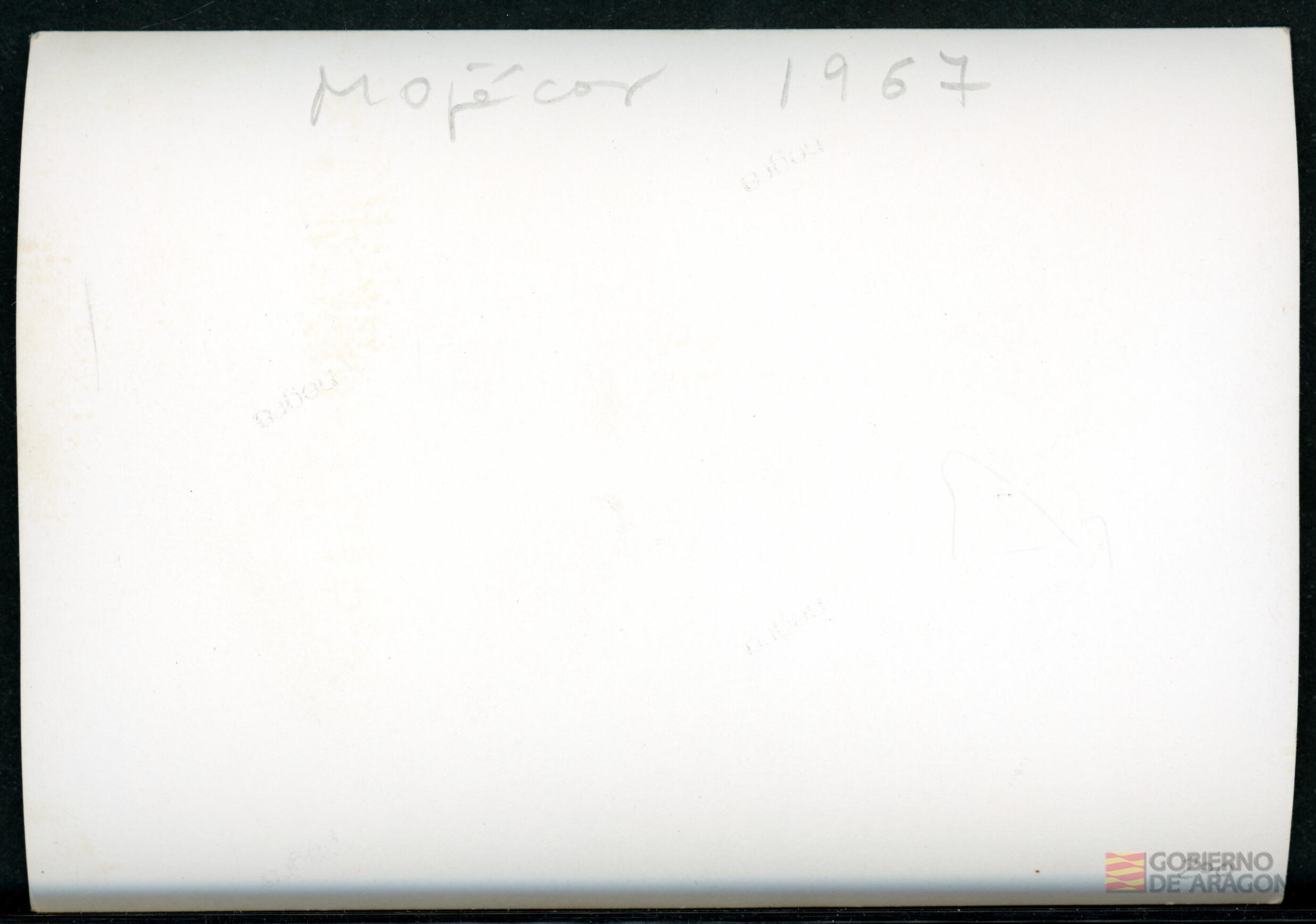 Ángel Conte Cazcarro junto con una mujer en la playa de Mojácar