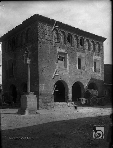 La plaza. Ayuntamiento y crucero. Ricardo del Arco y Garay. Sena. Monegros