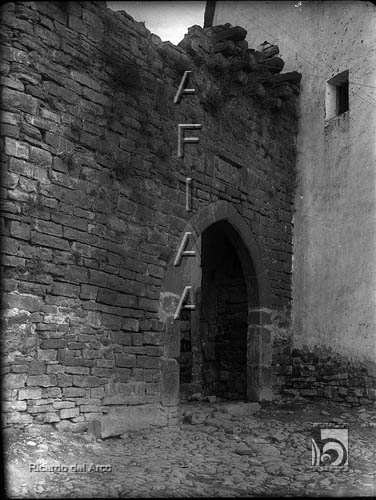Puerta de la muralla. Ricardo del Arco y Garay. Aínsa