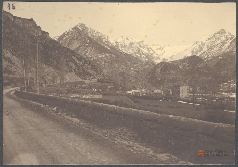 "Pueblo de Panticosa - Km. 15 de la carretera de Biescas a Panticosa". Martín Luesma Vallestín