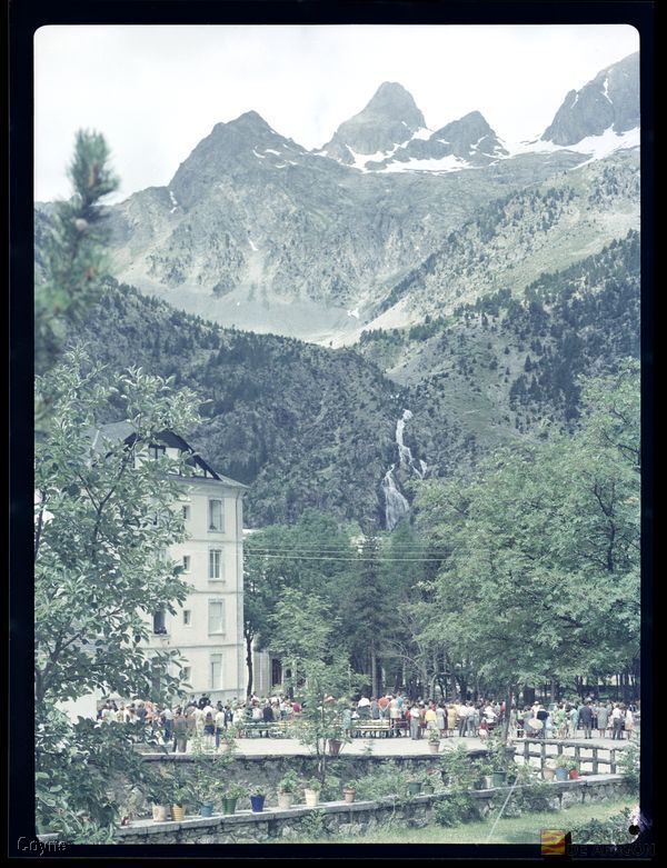 Grupo de gente frente a un edificio. Balneario de Panticosa