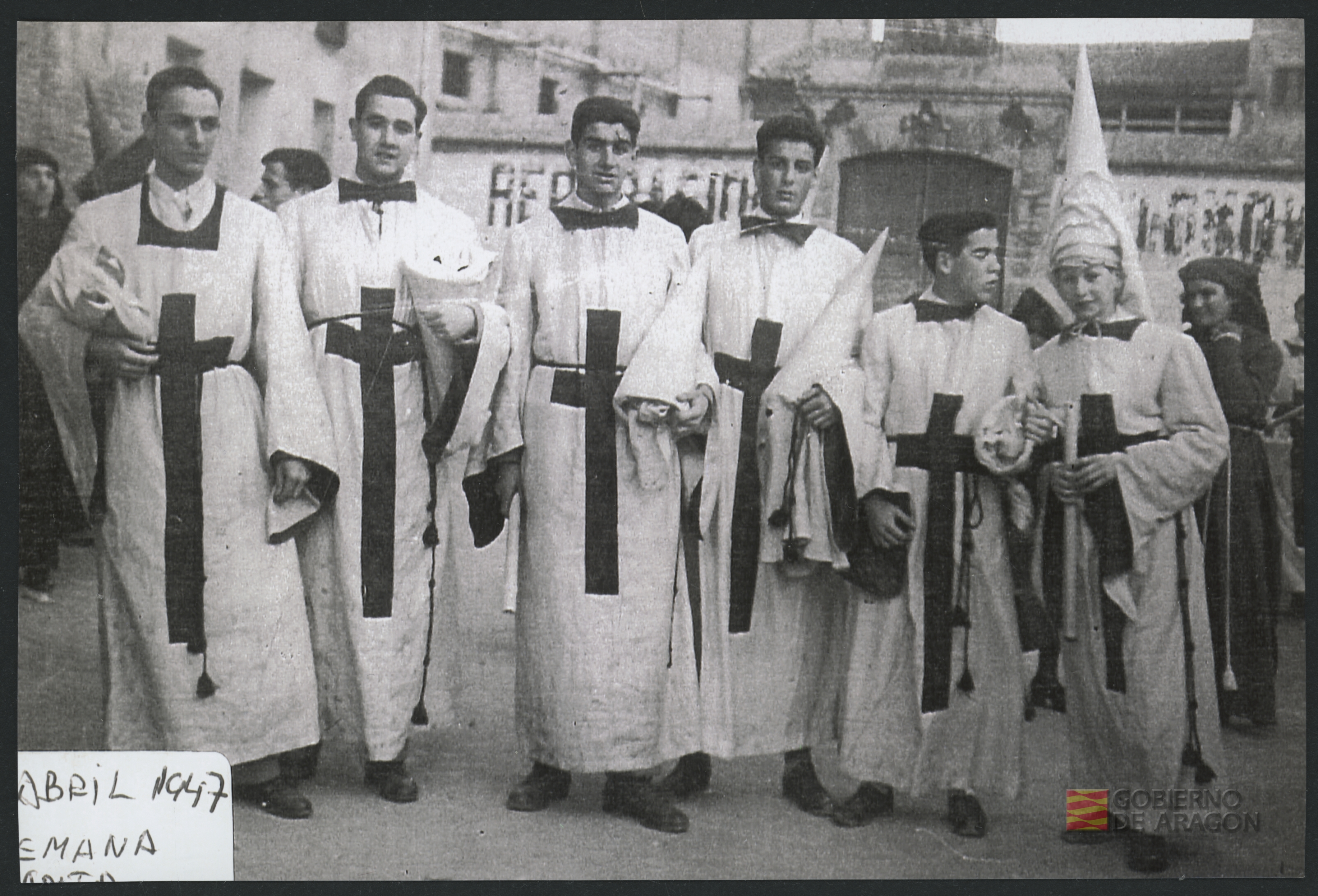 Semana Santa. Jóvenes cofrades en la Plaza de Santo Domingo. Huesca