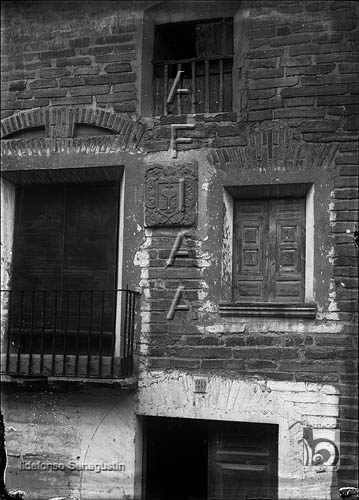 Fachada de una casa. Ventanas. Ildefonso San Agustín