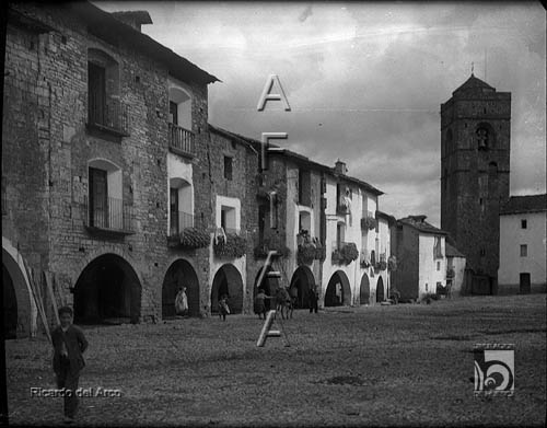 Plaza Mayor. Pórticos. Ricardo del Arco y Garay. Aínsa