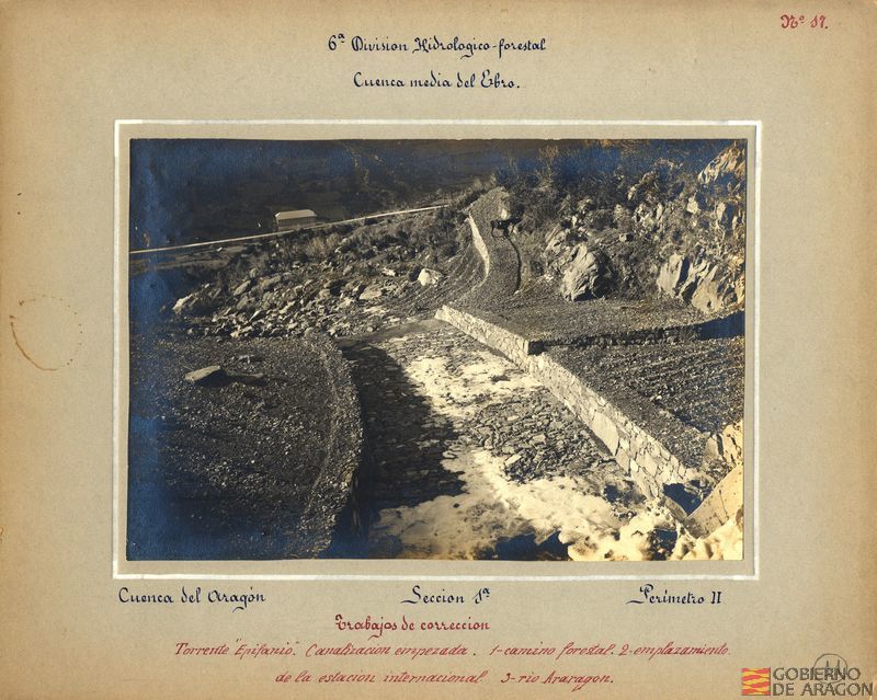 Cuenca del río Aragón. Sección 1ª Perímetro II. Trabajos de corrección. Torrente Epifanio. Canalización empezada. 1 Camino forestal. 2 emplazamiento de la estación internacional. 3 Río Aragón