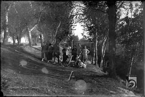 Alrededores de la ciudad. Grupo en la Alameda. Joaquín Galán Bernal. Huesca