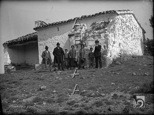 Ermita de Nuestra Señora del Monte. Grupo de personas posando en el exterior. Ricardo del Arco y Garay. Liesa. Hoya de Huesca