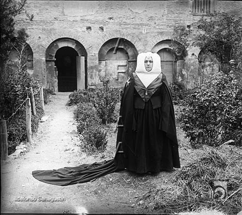 Monja del Monasterio de Villanueva de Sigena. Ildefonso San Agustín. Villanueva de Sigena
