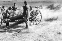 Pieza de 105 mm. de artillería nacional haciendo fuego. Antonio Cobos Berges