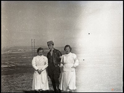 Enfermera (hija del guerrillero), Joaquín Leal y Carmen en las inmediaciones de Torralba de Aragón