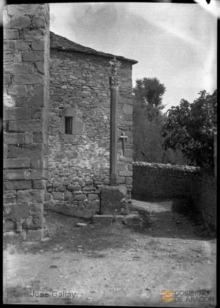 Santa María de Buil (Huesca). Iglesia de San Martín. Cruz de término. José Galiay Sarañana