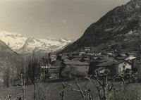 Caserío de Cerler, al fondo el Perdiguero
