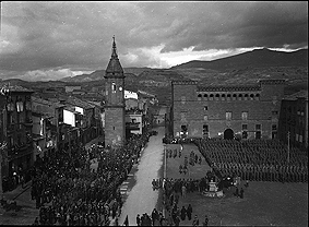 Parada militar en la plaza. Mariano Gómez Zamora. Ayerbe