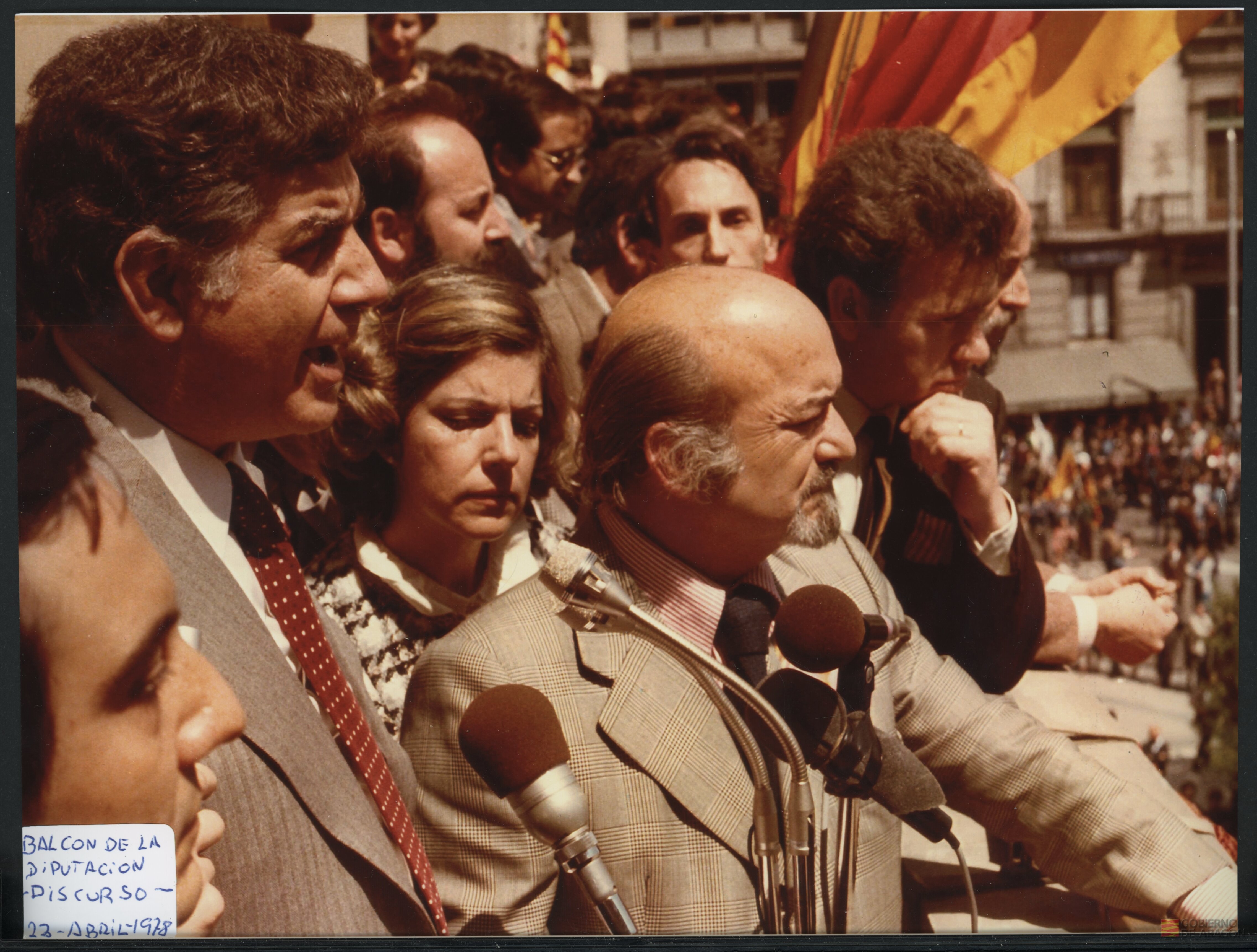 Juan Antonio Bolea Foradada junto con Jaime Gaspar Auría hablando en el balcón de la Diputación de Huesca en la manifestación de Huesca por la autonomía
