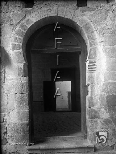 Monasterio Viejo de San Juan de la Peña. Claustro. Puerta mozárabe con inscripción en letra visigótica. Ricardo del Arco y Garay. Botaya