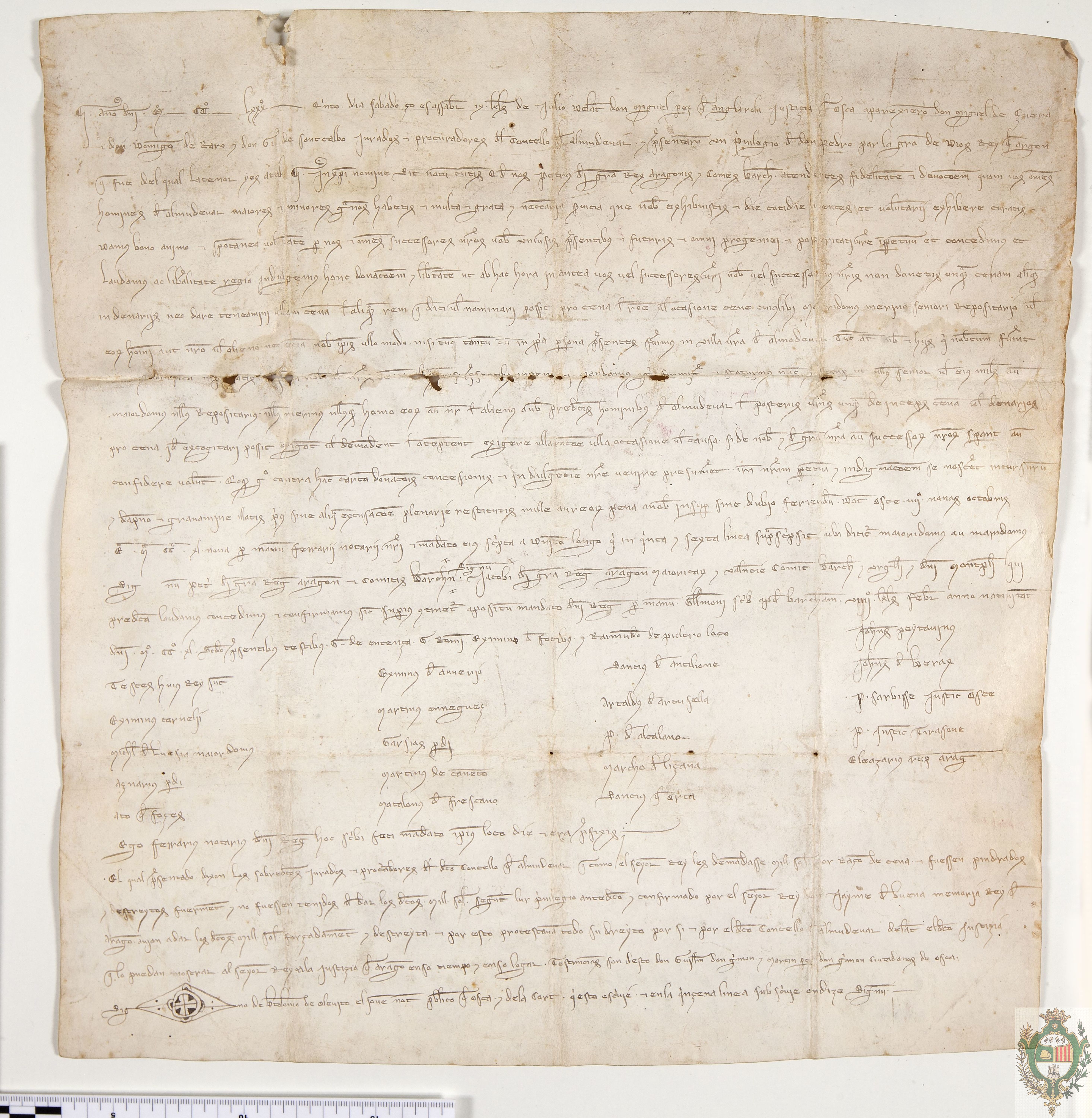Los representantes del concejo de Almudévar presentan ante Miguel Pérez de Anglesola, Justicia de Huesca, un privilegio de Pedro II de Aragón por el que les liberaba de las cenas de ausencia al rey y de todas las cenas a otros oficiales reales, con el objetivo de demostrar la injusticia de la petición de 1.000 sueldos jaqueses por cena de ausencia que les hacía el rey Pedro III.