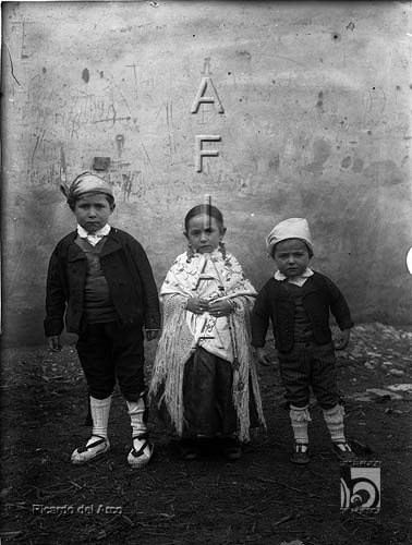 Fiesta del traje. Niños fragatinos. Ricardo del Arco y Garay. Fraga