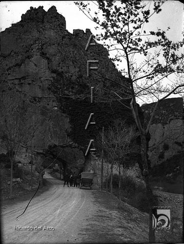 Carretera con túnel en. Ricardo del Arco y Garay