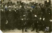 Visita del General Primo de Rivera a Huesca. El general y las autoridades locales delante del Casino. Huesca
