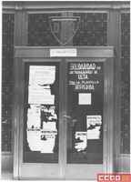 Puerta de Laboratorios ULTA con carteles pegados durante la huelga por los despidos