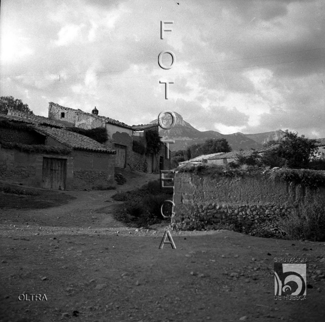 "Pico de Gratal y pueblo de Lierta". José Oltra Mera. Lierta