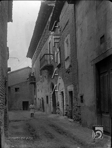 Niña en una calle. Ricardo del Arco y Garay. Sariñena. Monegros