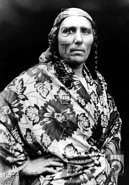 "Caldereros húngaros. Busto de mujer". Ricardo Compairé Escartín. Huesca