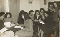 Chicas leyendo en la biblioteca