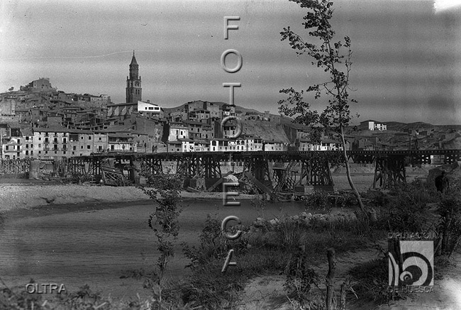 "Vista de Fraga, con el Cinca y su puente en primer término". José Oltra Mera. Fraga. Bajo Cinca