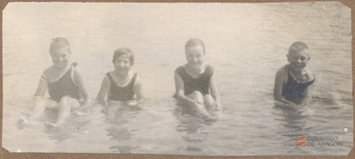 Manuel, Rafael y Rosa Pano Ferrer con otra niña bañándose en la playa