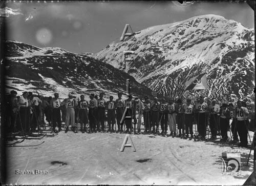 Participantes en un Campeonato Internacional de esquí. Santos Baso Simelio. Candanchú