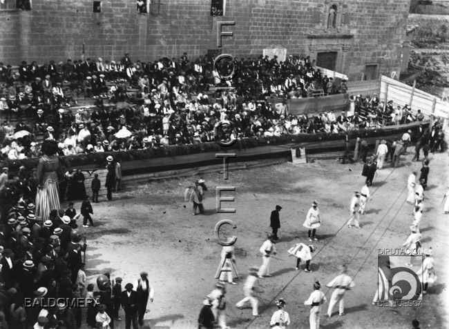 Fiesta en Graus. Los danzantes actúan ante numeroso público delante de la Iglesia de la Compañía.. Antonio López Santolaria. Graus