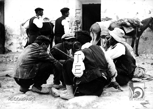 "Grupo de gitanos en la feria". Ricardo Compairé Escartín. "2.10.28". Ayerbe