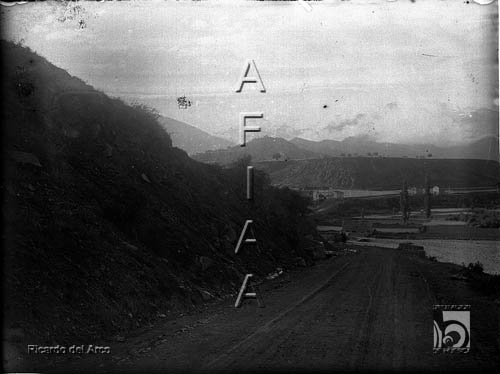 Carretera al lado de un río. Ricardo del Arco y Garay. Aínsa