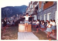 Albergue de Villanúa. Gimnasia. Niñas saltando el plinto. Minerva Sociedad Española de Fotografía Aplicada, S.A.