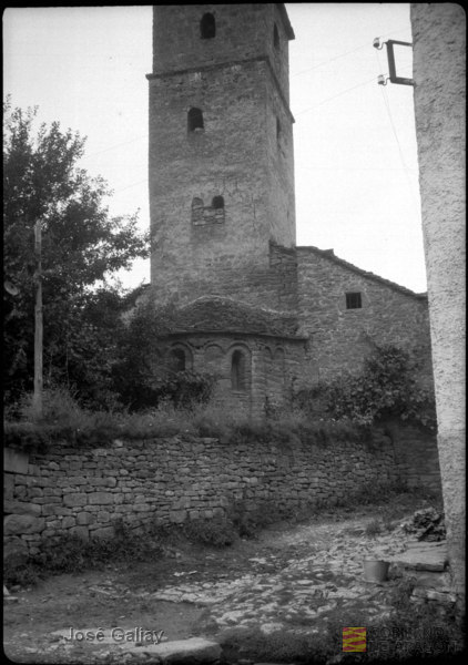 Santa Cruz de la Serós (Huesca). Iglesia parroquial de San Caprasio. Torre y ábside románicos. José Galiay Sarañana