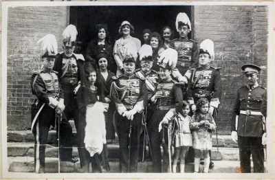Don Luis de Azara y López de Heredia, marqués de Nibbiano, con otros caballeros de la Real Maestranza de Caballería , vestidos con uniforme de gala, posando con familiares