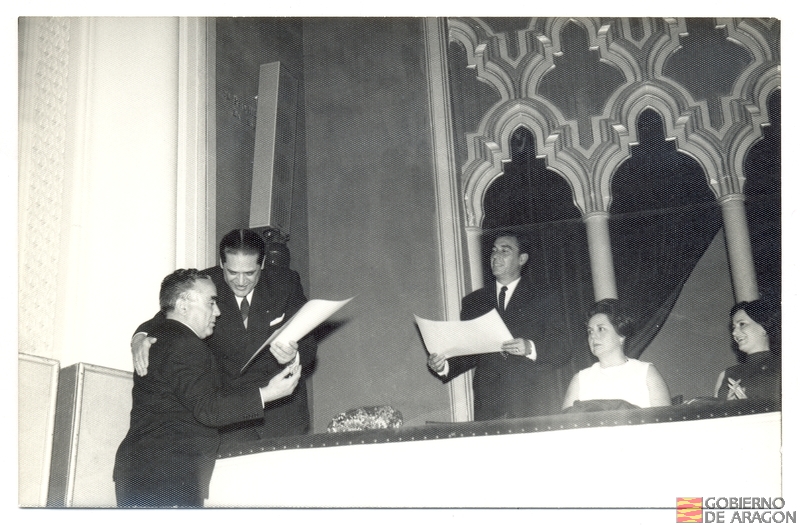 XVI Aniversario. Actos celebrados en el Teatro-Cine Marín. D. Federico Trillo-Figueroa, gobernador civil, entrega un diploma de fundador a Jesús Milián Biel, director de la emisora. 30 de abril. Circuitos Levante. Teruel