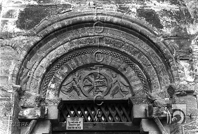 Crismón de la portada de Iglesia de San Pedro el Viejo. José Oltra Mera. Huesca. Hoya de Huesca