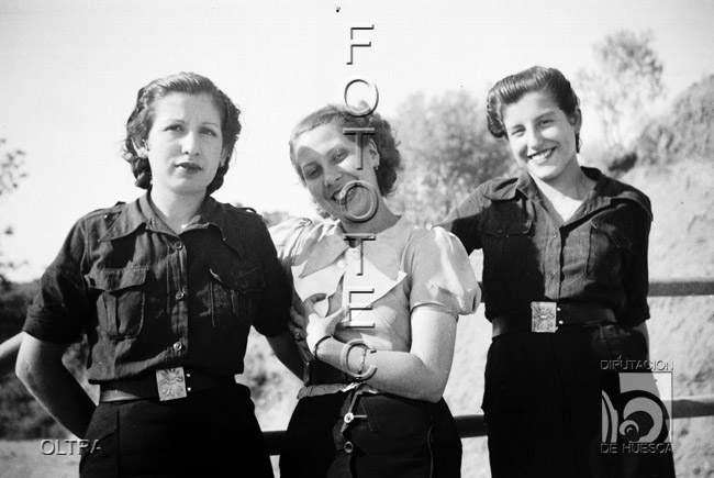 Maruja, Pili y Elena posando. José Oltra Mera. Tamarite de Litera. La Litera