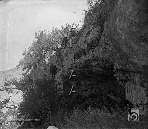 Excursionistas. Subida a la Peña San Miguel del Salto de Roldán. Ildefonso San Agustín. Santa Eulalia de la Peña